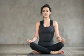 Aprenda 5 posturas de ioga para melhorar a saúde sexual feminina