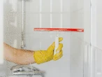 Truque caseiro elimina sujeira do box do chuveiro em 1 minuto usando produto de cozinha