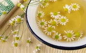 Chá de camomila com bicarbonato age no corpo como um poderoso remédio natural; veja benefícios