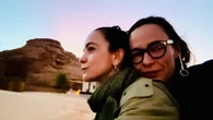Alice Braga surge em clima romântico com a namorada em viagem pela Itália: 'Pausa na vida'