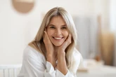 3 cuidados com a pele são fundamentais durante a perimenopausa; confira