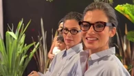 Renata Vasconcellos e irmã gêmea combinam looks em gravação na Globo; assista