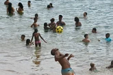 Confusão: Banhistas e jogadores de futevôlei disputam espaço na praia do Porto da Barra