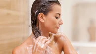 Passar condicionador antes do shampoo: para que serve e quando usar essa técnica que emagrece cabelo