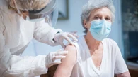 Vacinação após os 60 anos ajuda a prevenir internações e doenças graves; entenda a importância de manter a caderneta atualizada
