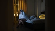 Você promete dormir cedo, mas nunca consegue? Entenda o novo tipo de insônia e o que tem provocado esse fenômeno
