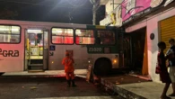Ônibus bate em prédio em Boca da Mata e deixa 11 feridos