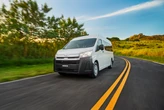 Toyota lança van com base, motor e câmbio da Hilux; veja o preço