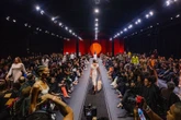 Shopping em Salvador promove desfile com passarela de 130 metros e show da Timbalada