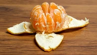 Tem álcool e casca de tangerina em casa? Aprenda a fazer um desinfetante natural que limpa, perfuma e afasta insetos