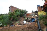 9 casas são interditadas em Candeias após deslizamento de terra