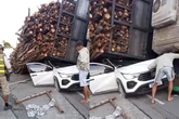Motorista fica ferido após caminhão tombar e carga de madeira esmagar carro em Salvador