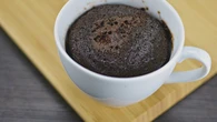 Vontade de comer um docinho? Bolo de caneca fofinho leva poucos ingredientes e fica pronto rapidinho no micro-ondas
