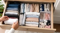 O jeito de dobrar roupa que faz a gaveta parecer maior sem gastar nada