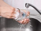 Veja dicas de como evitar que o esmalte descasque lavando louça ou fazendo faxina