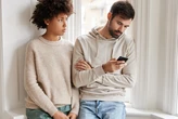 Seu casamento corre risco? Especialistas explicam como o celular afasta casais