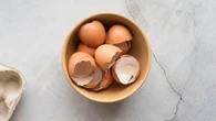 Misture casca de ovo com pasta de dente e diga adeus àquela sujeira escura do banheiro