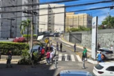 Idosa perde controle do carro e derruba portão do Shopping Barra; veja vídeo
