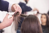 Veja 5 opções de corte de cabelo que afinam o rosto e rejuvenescem mulheres acima dos 40 anos