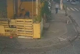 Homem em situação de rua é morto a pauladas dormindo e vídeo flagra crime