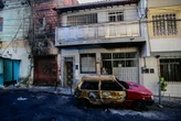 Incêndio destrói dois carros e atinge fachada de casa em bairro de Salvador