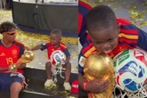Irmão de Lamine Yamal lambe taça da Copa do Mundo e rouba a cena na comemoração da Espanha: ‘Fofura’