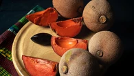 Fruta preta que tem gosto de chocolate, é rica em antioxidantes, é fácil de cultivar no jardim e encanta as crianças