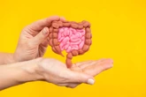 O hábito cada vez mais comum que pode estar travando seu intestino