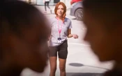 'Dona de Mim': Leona chama ajuda de Marlon e Kami flagra os dois agarrados