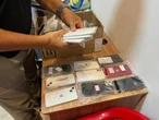 Ação contra pirataria apreende 201 celulares, arma de fogo e roupas falsificadas em lojas e shoppings