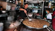 Teria coragem? Conheça a sopa 'eterna' que está na panela há quase 50 anos e atrai turistas do mundo inteiro