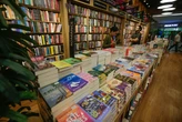 O que são tropes? Entenda como premissas narrativas viraram estratégia comercial dos livros de romance