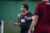 Rodrigo Chagas comanda primeiro treino do Vitória após goleada histórica