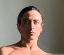 Jesuíta Barbosa surge completamente nu em mergulho no mar; veja