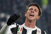 Ex-jogador da Juventus denuncia ataques homofóbicos por usar saia