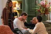 ‘Vale Tudo’: Globo divulga fotos do reencontro da família Roitman com Leonardo, filho escondido por Odete
