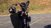 O que é 'grau de rua'? Moda na periferia de empinar moto pode ser regulamentada