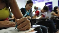 Salários até R$ 37 mil: saiba como ser aprovado em concurso público estudando com IA