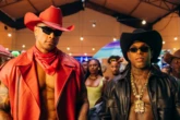 Oh Polêmico e Léo Santana apostam em visual cowboy para clipe de 'Laço na Fivela'