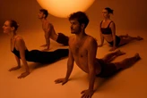 Yoga em uma sala a 40°C? Entenda por que a prática tem conquistado cada vez mais adeptos