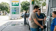 Postos de combustíveis podem ser proibidos por lei de cobrar preços diferentes para quem paga no Pix ou no dinheiro