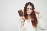 O que o inverno tem a ver com a queda de cabelo? Entenda essa relação