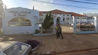 Homem pinga cola no olho por engano e vai parar no hospital com olho colado