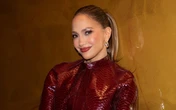 Jennifer Lopez aparece sem maquiagem para vender produto, mas seguidores detonam: 'Seria realista se não tivesse filtro'