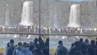 Por um celular: turista arrisca a vida nas Cataratas do Iguaçu após aparelho cair no rio