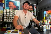 Fora da Copa, astro da Inglaterra é visto distribuindo figurinhas do álbum do Mundial