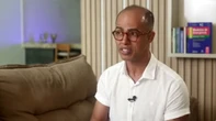 Médico interrompe entrevista e salva criança engasgada ao vivo na TV
