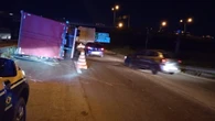 Carreta com container tomba na BR-324 e interdita parcialmente a pista