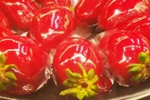 A forma correta de higienizar morangos antes de preparar o Morango do Amor