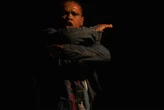 Cia Encruzilhadas de Teatro expõe as violências do racismo no espetáculo (NU) Madrugada Me Proteja